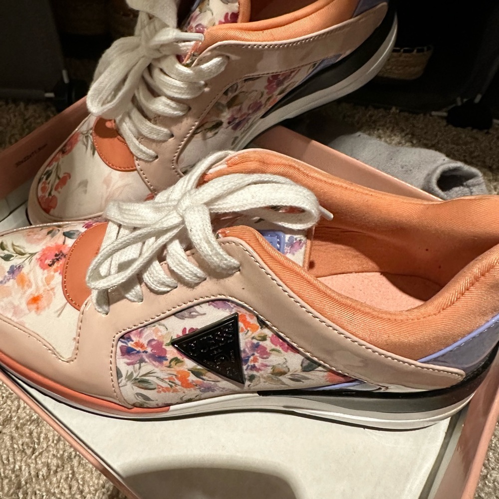 Size 8.5 used good condition ,they are very comfortable guess brand
